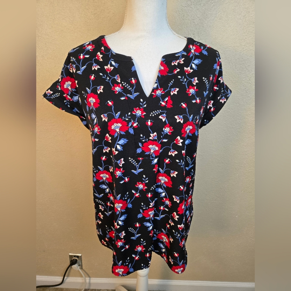 Talbots Red And Blue Floral On Black Notch-Neck Short Sleeve Top Small (8797)